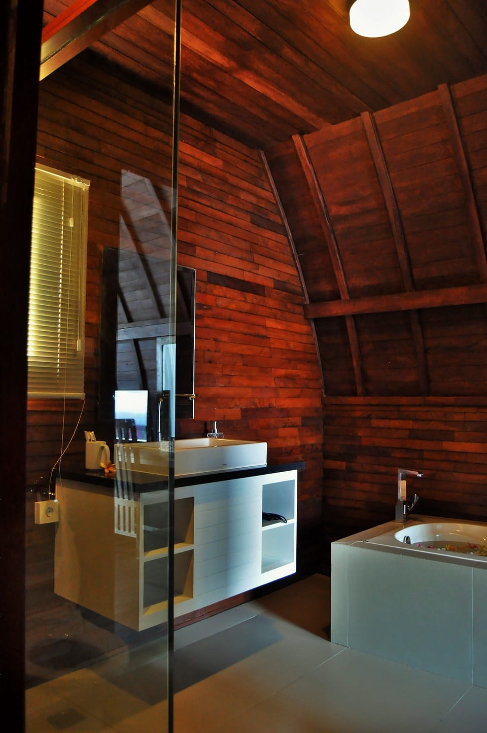 Family Suite, 1 Bedroom, Non Smoking, Ocean View | Bathroom | Free toiletries, slippers