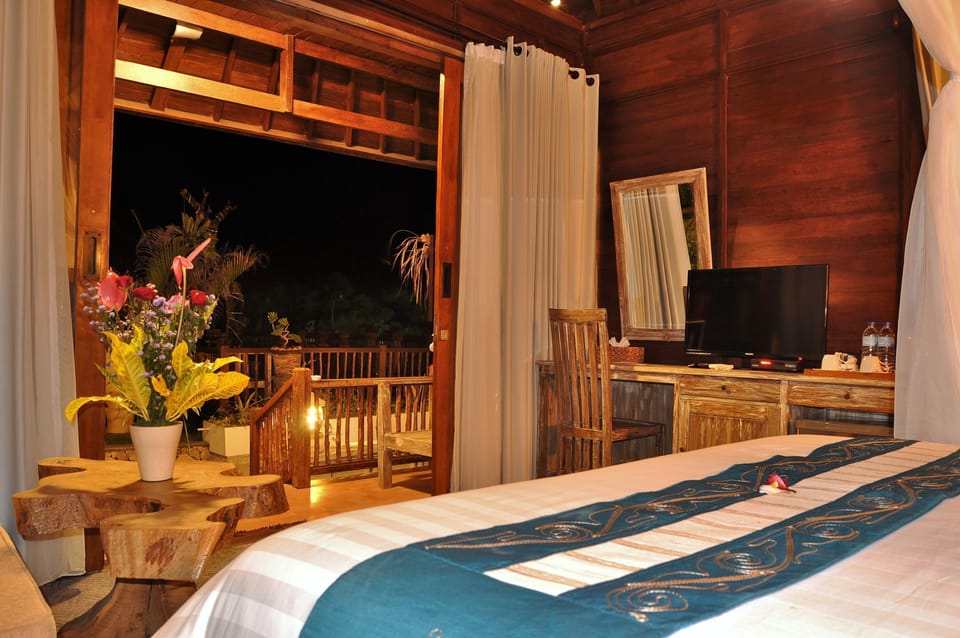 Deluxe Suite, Non Smoking, Sea View | Living area | Flat-screen TV