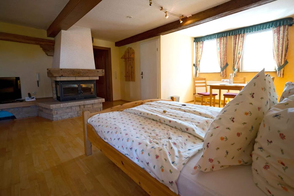 Desk, free cribs/infant beds, free WiFi, bed sheets