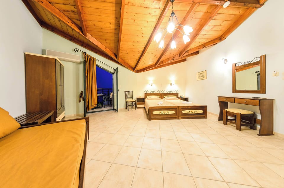 Basic Studio Suite | In-room safe, iron/ironing board (on request), WiFi (free), bed sheets