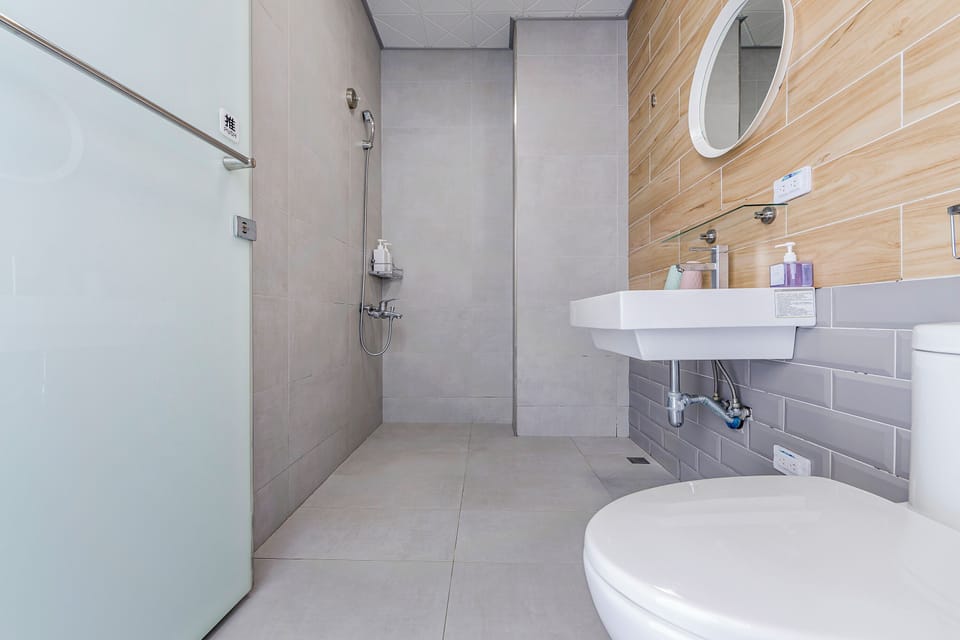 Double Room with Sea View and Balcony | Bathroom | Hair dryer, slippers, towels, shampoo