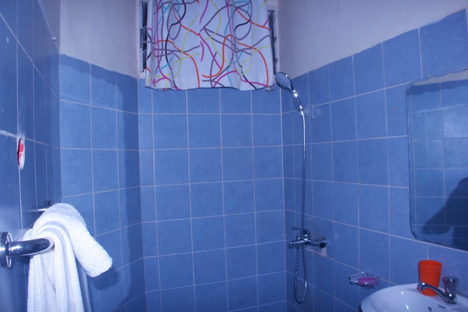Deep soaking tub, rainfall showerhead, free toiletries, towels