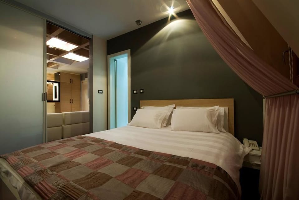 Executive Suite | Premium bedding, minibar, soundproofing, iron/ironing board