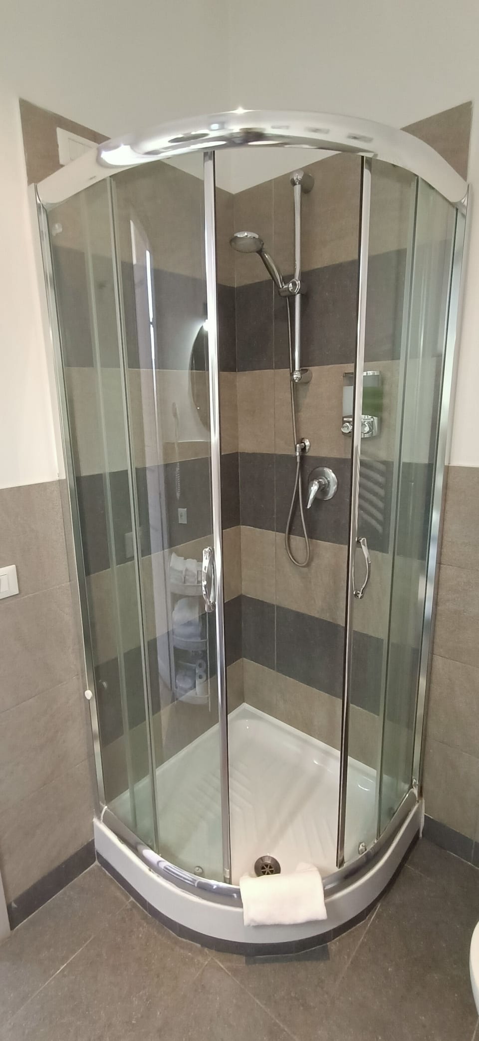 Triple Room, Ensuite | Bathroom | Shower, rainfall showerhead, free toiletries, hair dryer