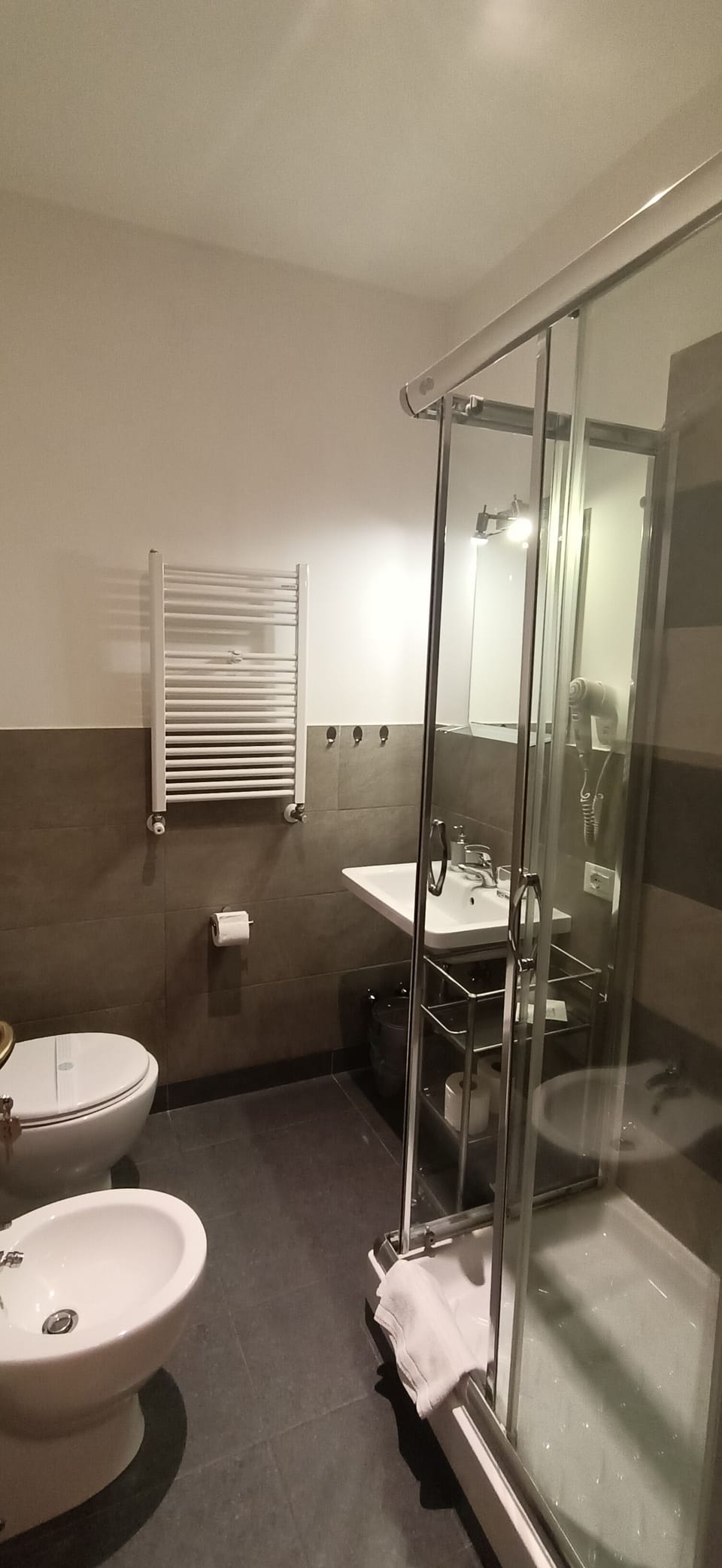 Triple Room, Private Bathroom | Bathroom | Shower, rainfall showerhead, free toiletries, hair dryer