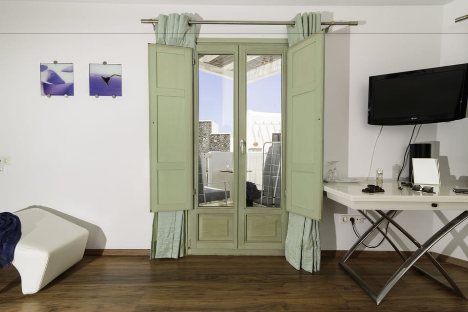 Honeymoon Suite, Jetted Tub | Premium bedding, minibar, in-room safe, soundproofing