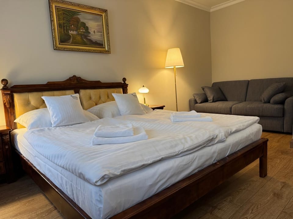 Deluxe Room | Individually furnished, blackout drapes, free WiFi, bed sheets