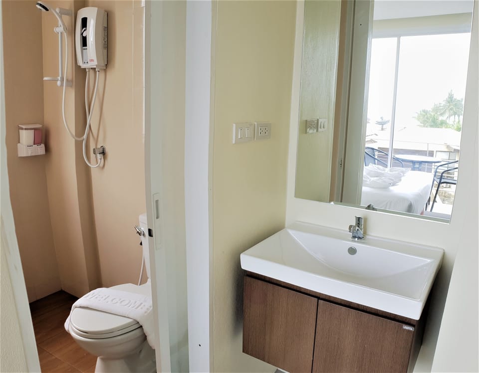 Shower, free toiletries, towels