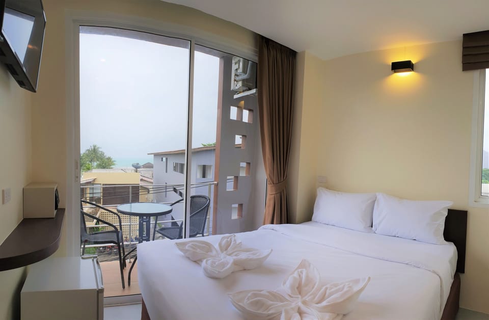 Standard Double Room | Bathroom | Shower, free toiletries, towels