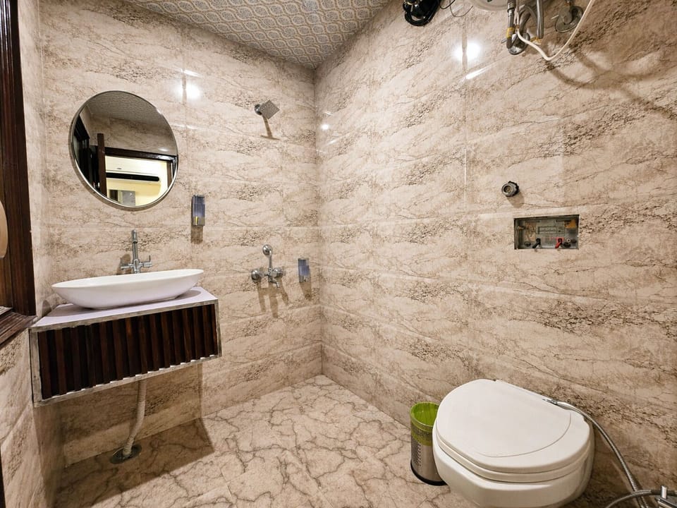 Executive Room | Bathroom | Shower, towels, soap, shampoo
