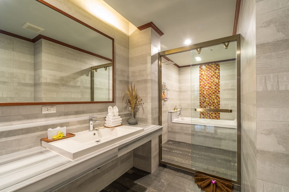 Family Suite (1 Double and 1 Single bed) | Bathroom | Shower, rainfall showerhead, free toiletries, hair dryer