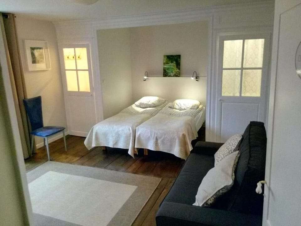 Comfort Triple Room, 3 Twin Beds, Non Smoking | Iron/ironing board, free cribs/infant beds, bed sheets