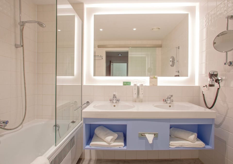 Bathtub, free toiletries, hair dryer, bathrobes