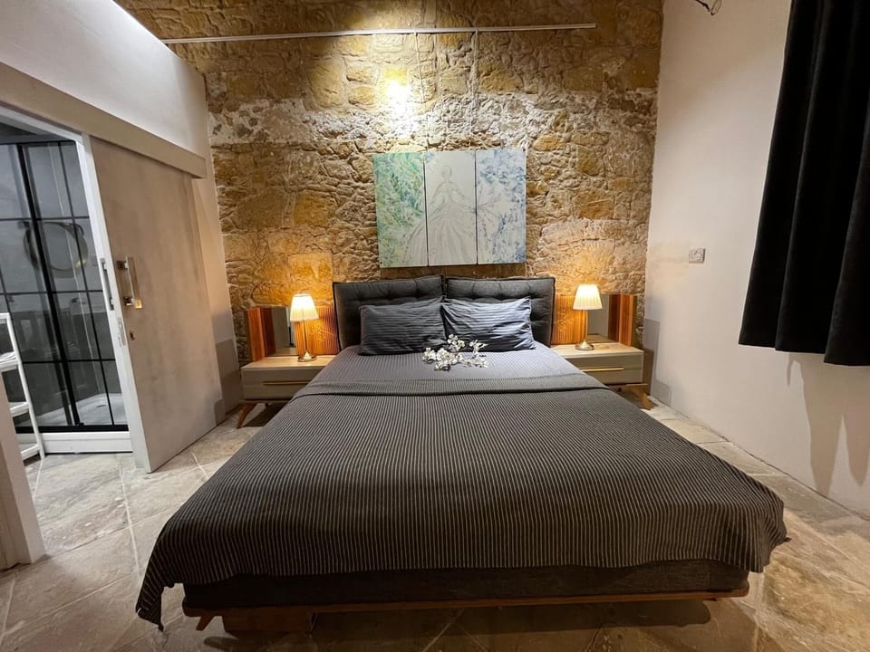 Deluxe Room, Courtyard View | Soundproofing, WiFi (free), bed sheets