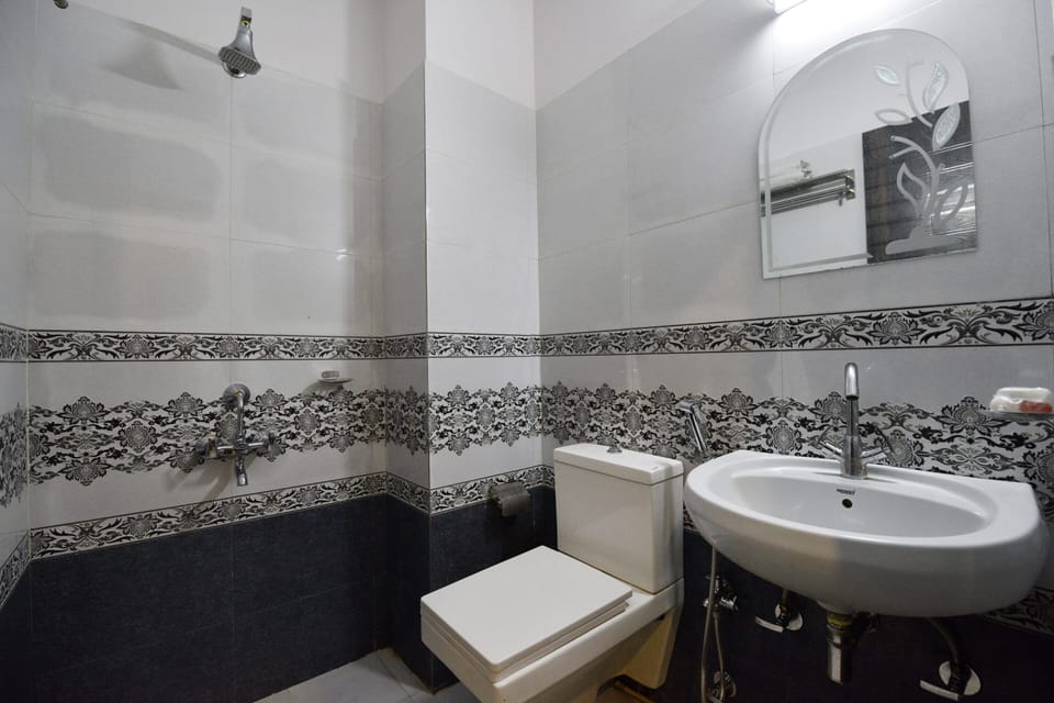 Standard Double Room | Bathroom | Shower, free toiletries, towels