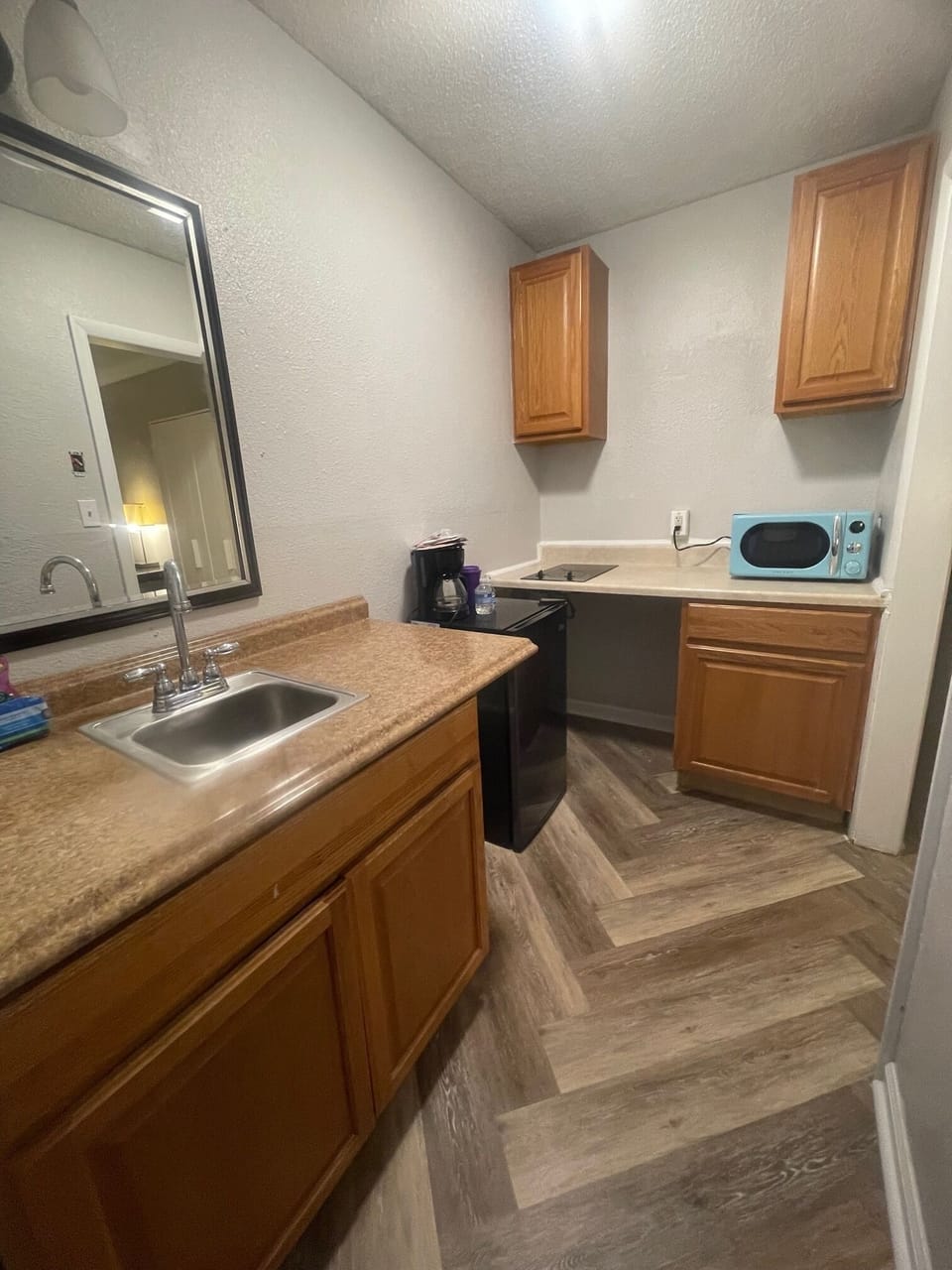 Deluxe Single Room, 1 Queen Bed, Non Smoking | Private kitchen | Fridge, microwave, stovetop, coffee/tea maker