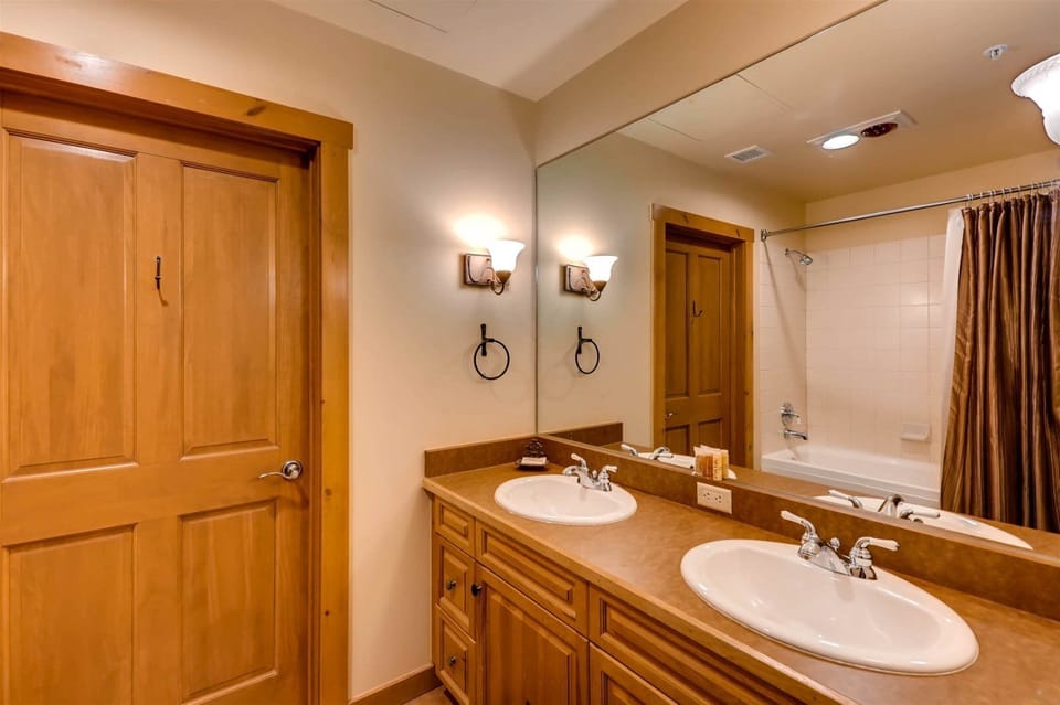 2 Bedroom Colorado Vacation Rental in River Run Village with Pool and Hot Tub Access Apartment in Keystone
