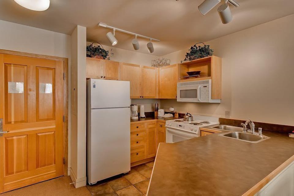 Condo (8295_Silver_Mill) | Private kitchen | Microwave, oven, cookware/dishes/utensils
