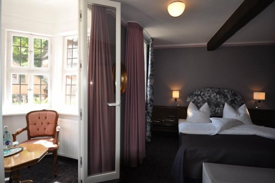 Junior Suite | Minibar, in-room safe, individually decorated, individually furnished