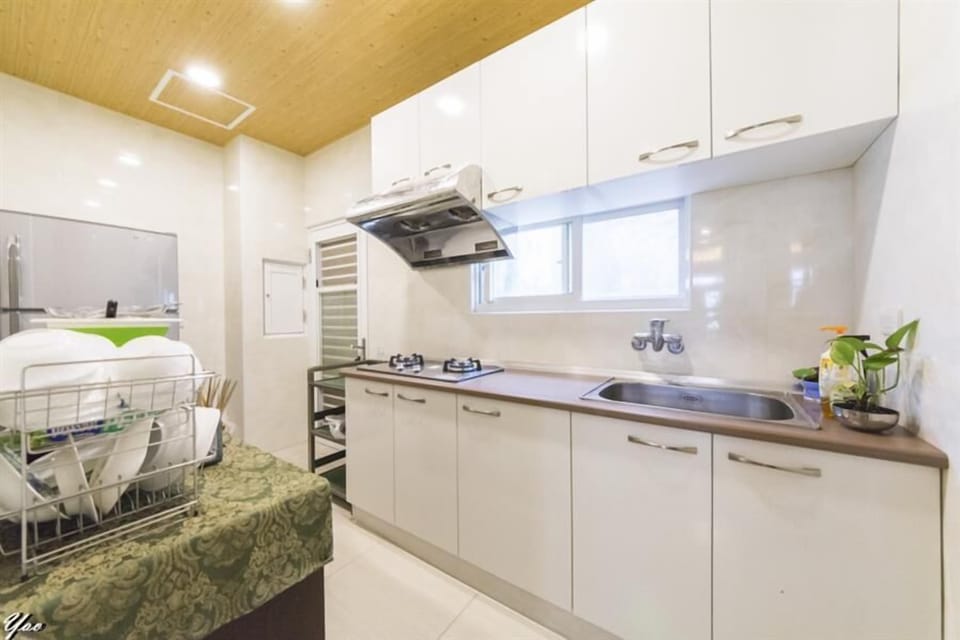 Fridge, stovetop, coffee/tea maker, electric kettle