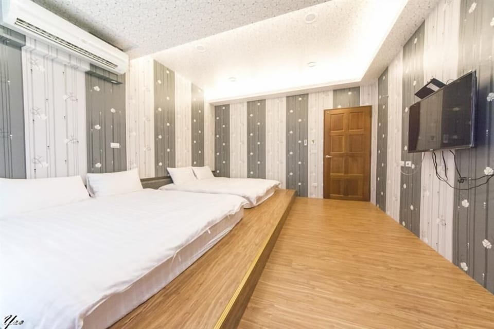Blackout drapes, soundproofing, free WiFi, bed sheets