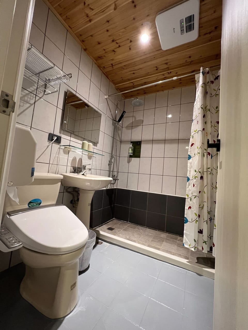 Honeymoon Double Room | Bathroom | Shower, hydromassage showerhead, free toiletries, hair dryer