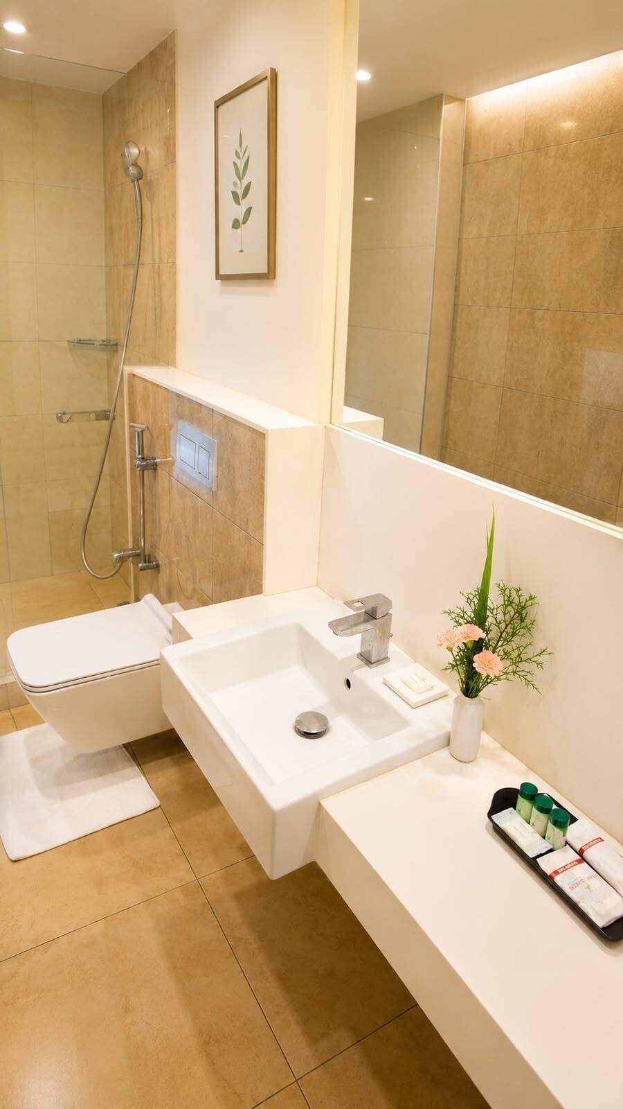 Elanza Premium Room | Bathroom | Shower, free toiletries, hair dryer, towels