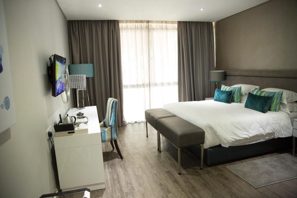 Premium bedding, in-room safe, WiFi (free), bed sheets