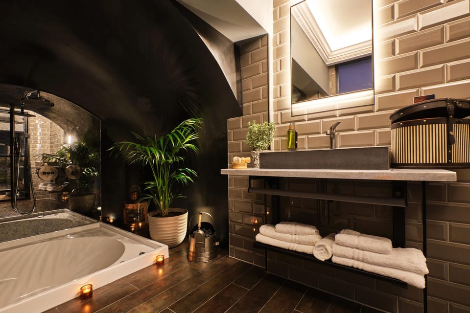 Feature King with Vaulted Bathroom | Bathroom | Designer toiletries, hair dryer, bathrobes, towels
