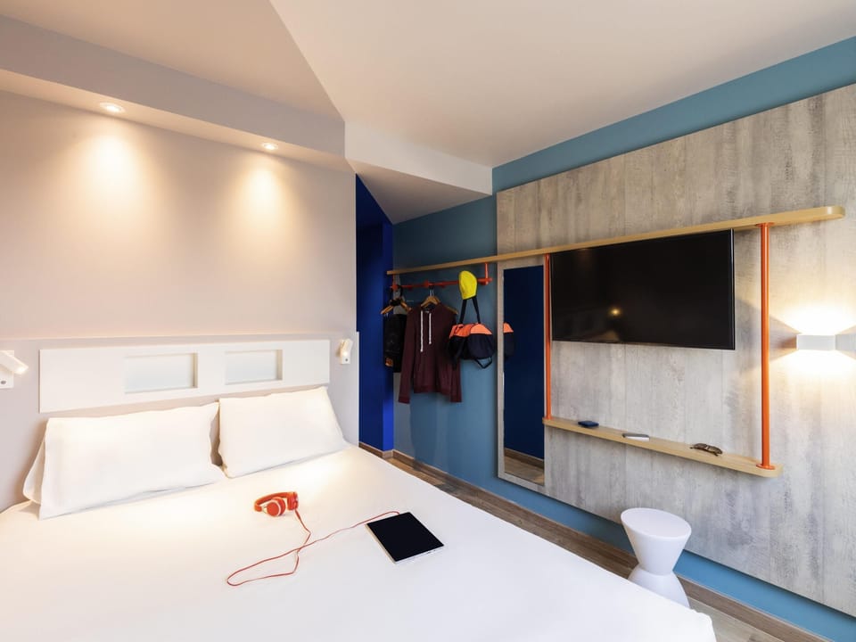 Standard Room, 1 Queen Bed | In-room safe, soundproofing, free WiFi