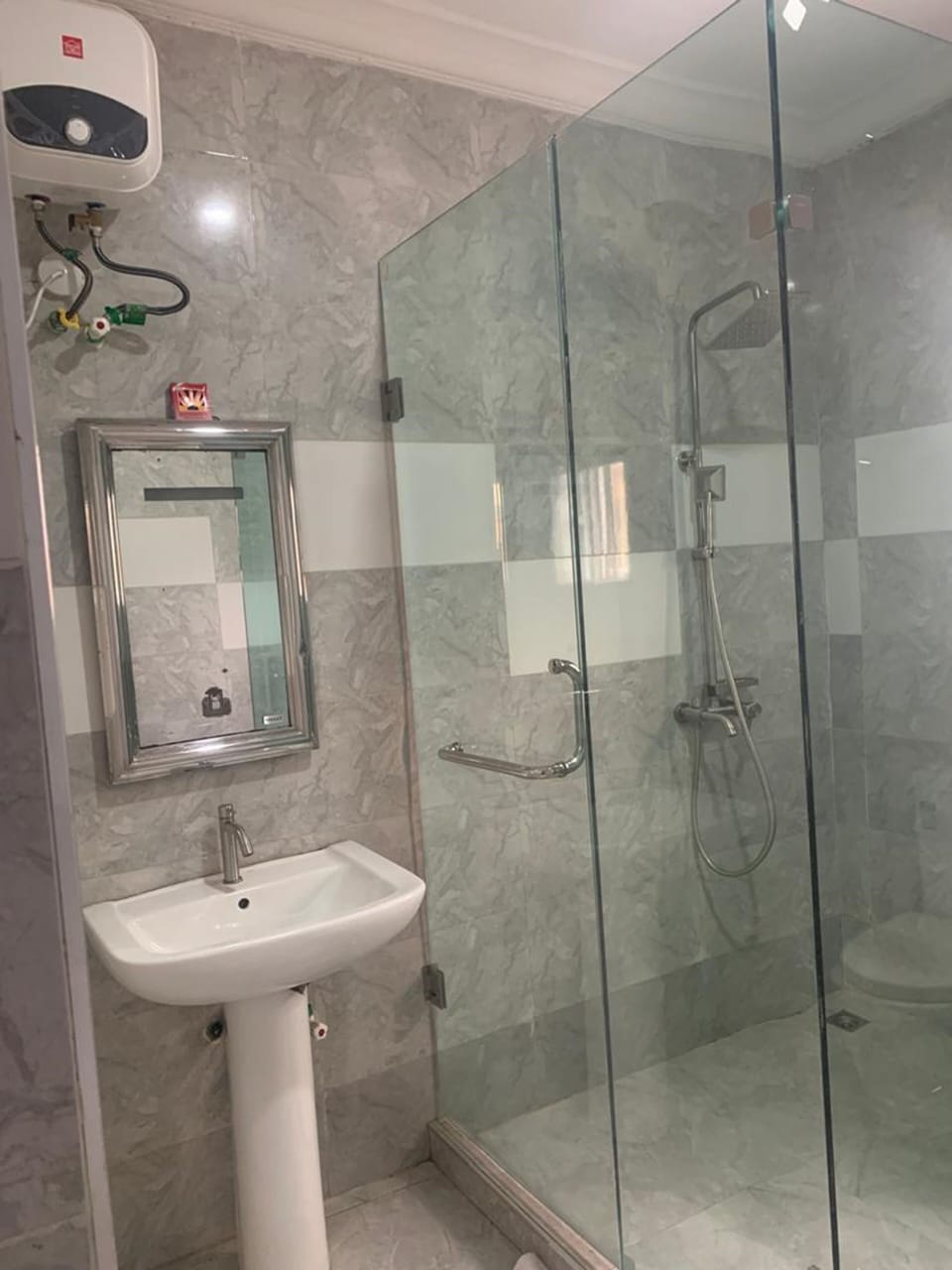 Suite | Bathroom | Combined shower/tub, towels, soap, toilet paper