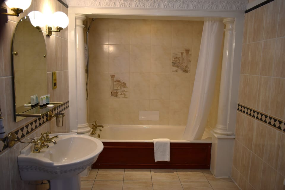 Suite | Bathroom | Combined shower/tub, free toiletries, hair dryer