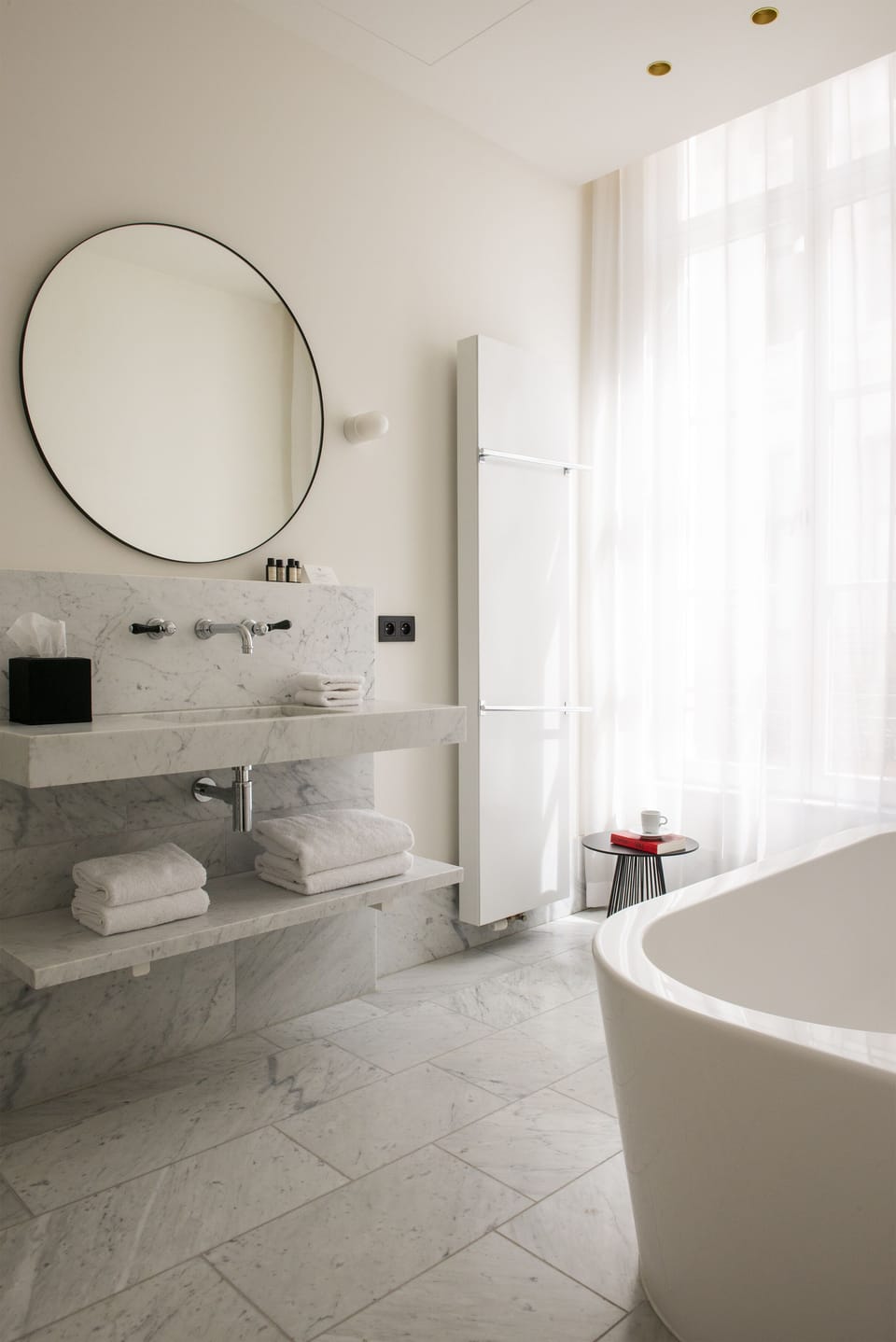 Deluxe Room, 1 Queen Bed | Bathroom | Free toiletries, hair dryer, bathrobes, towels