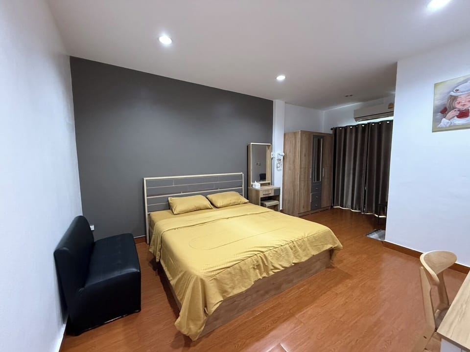 Standard Room | Desk, blackout drapes, free WiFi, bed sheets