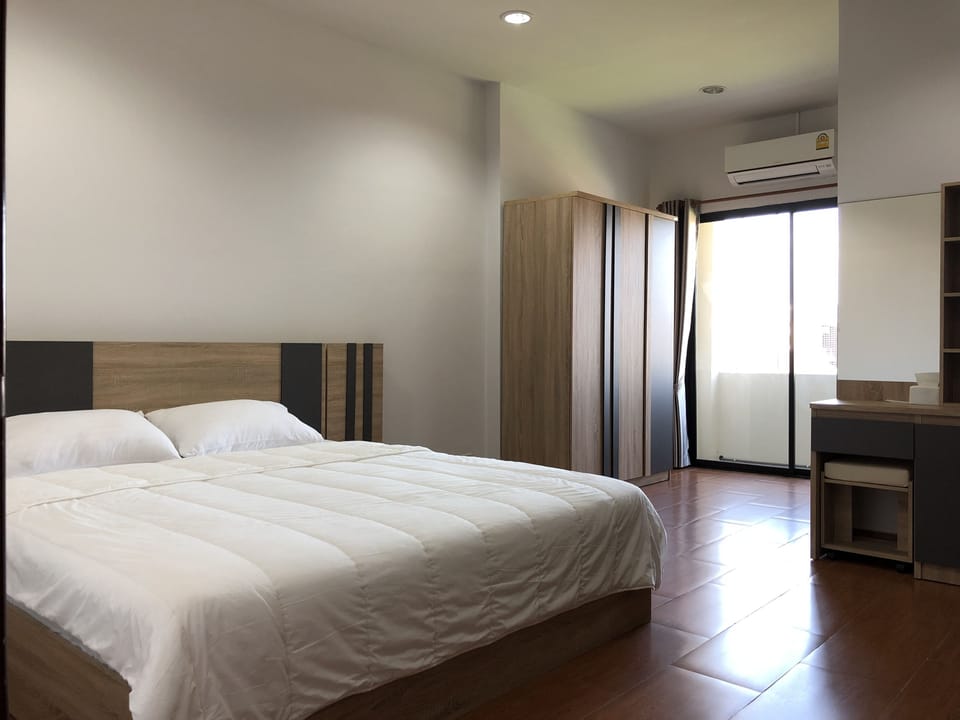 Standard Room | Desk, blackout drapes, free WiFi, bed sheets