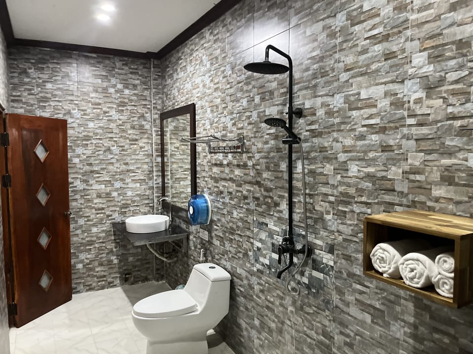Shower, free toiletries, slippers, bidet