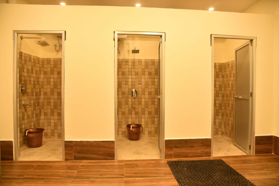Basic Cabin, Multiple Beds, Non Smoking | Bathroom shower