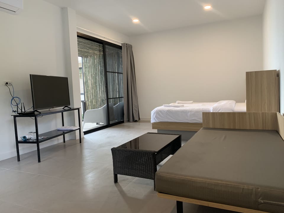 Deluxe Double Room with Sea View | In-room safe, desk, free WiFi, bed sheets