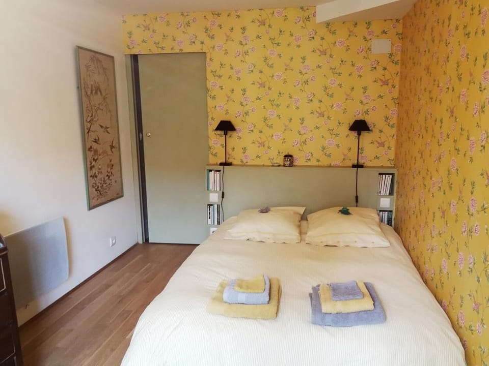 Figuier Chambre Double | 2 bedrooms, blackout drapes, soundproofing, WiFi (free)
