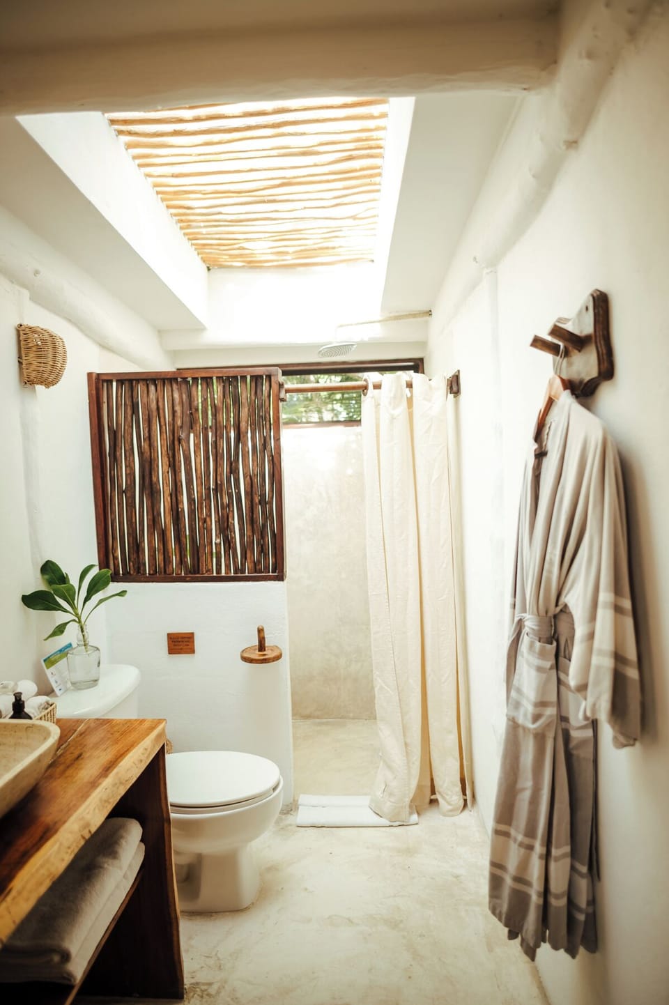 Standard Room, 1 King Bed, Non Smoking | Bathroom | Shower, free toiletries, towels