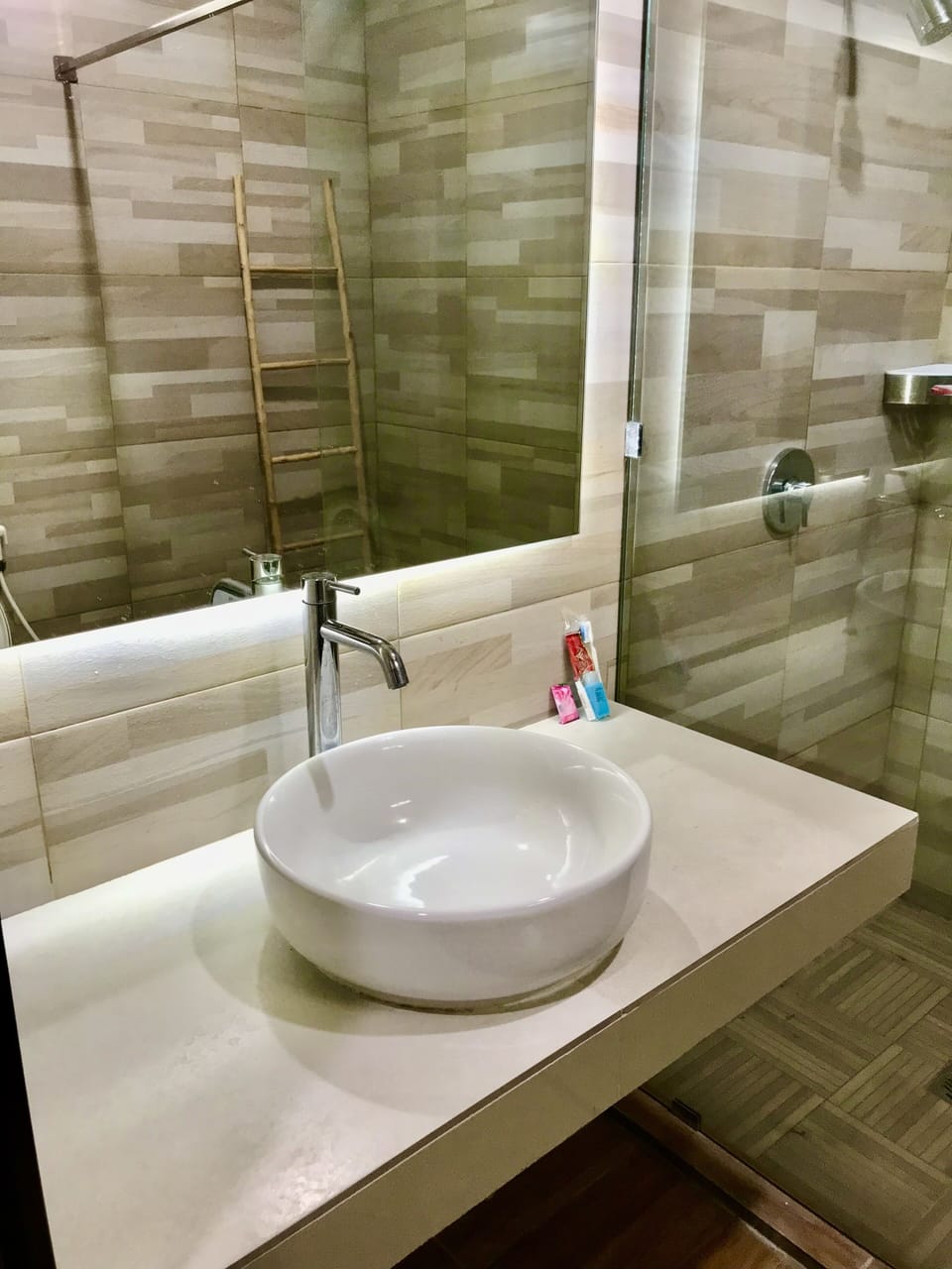 Deluxe Double Room | Bathroom | Shower, free toiletries, bidet, towels