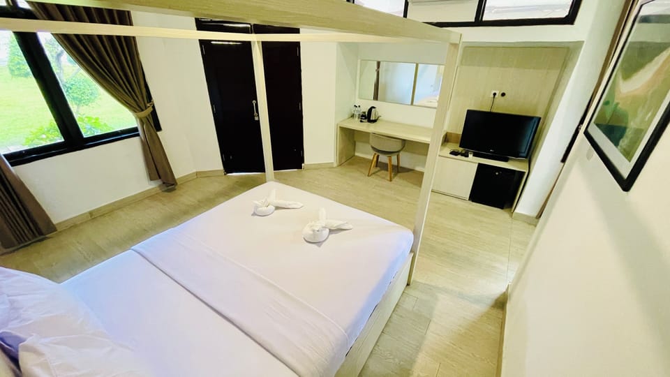 Standard Double Room | In-room safe, desk, laptop workspace, soundproofing