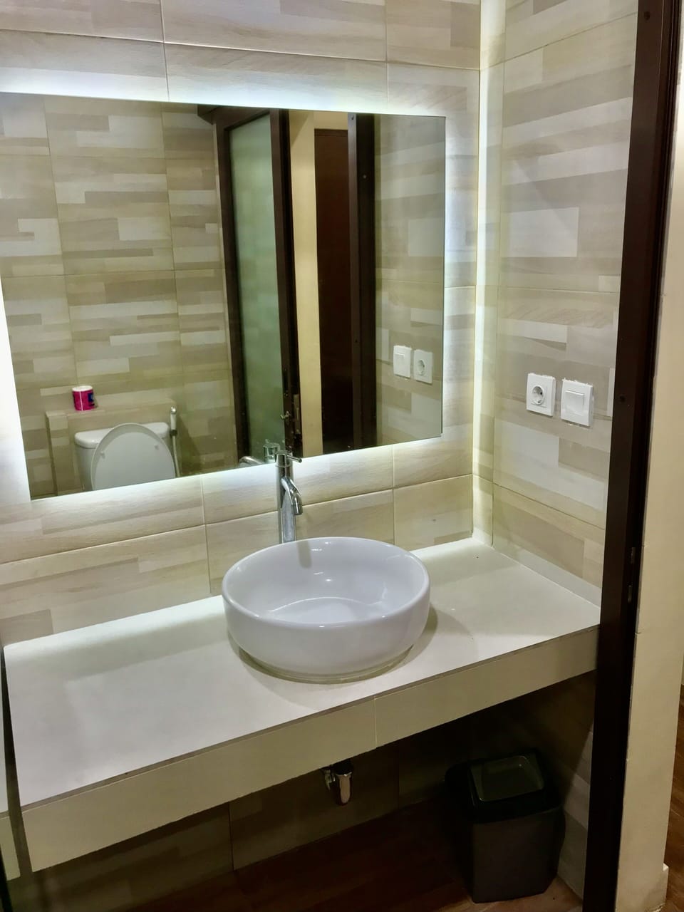Deluxe Twin Room | Bathroom | Shower, free toiletries, bidet, towels