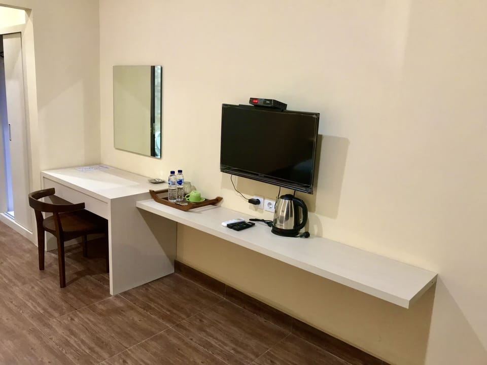 Deluxe Double Room | Bathroom | Shower, free toiletries, bidet, towels
