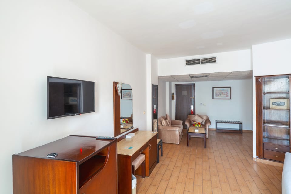 Junior Suite | Minibar, in-room safe, blackout drapes, soundproofing