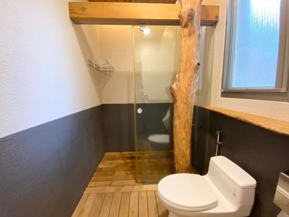 Basic Triple Room | Bathroom | Shower, rainfall showerhead, free toiletries, hair dryer