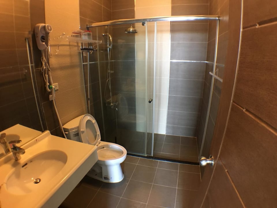 Signature Shared Dormitory, Mixed Dorm, Shared Bathroom | Bathroom shower