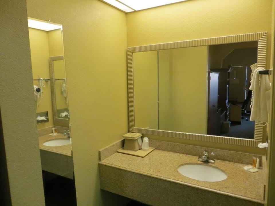 Combined shower/tub, deep soaking tub, eco-friendly toiletries