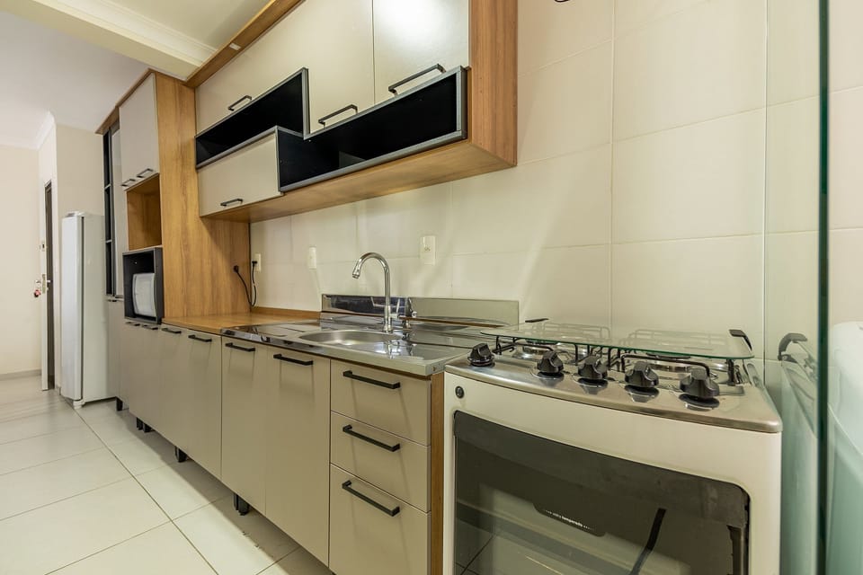 Apartment, Multiple Beds, Non Smoking | Private kitchen | Fridge, microwave, stovetop, cookware/dishes/utensils