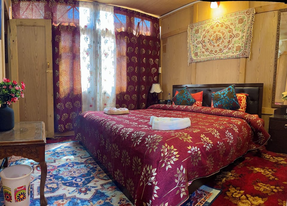 Deluxe Room | Blackout drapes, WiFi (free)